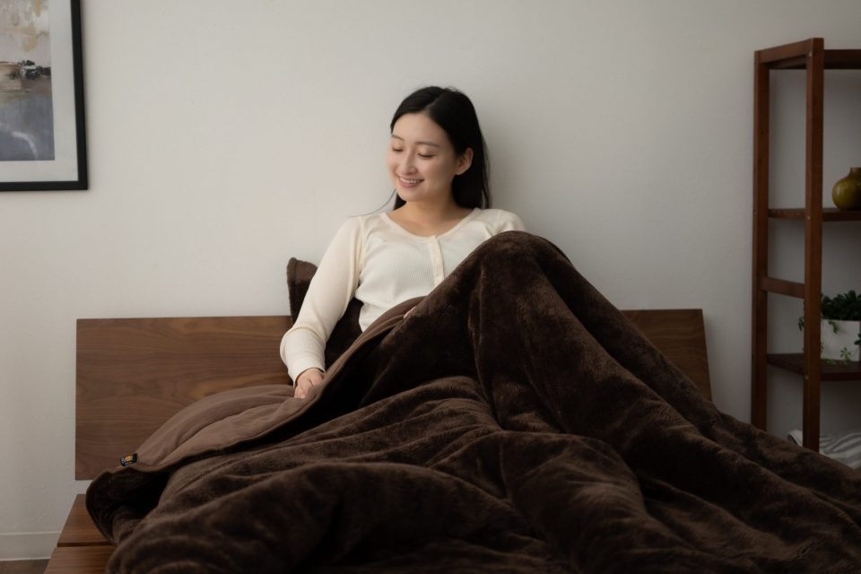 快適な睡眠を保つための毛布と布団の順番とは?おすすめのあったか寝具もご紹介