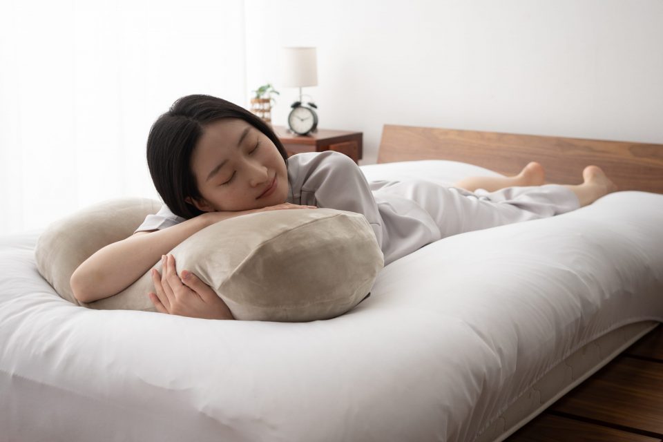 枕なしで寝るとどうなる?メリット・デメリットを確認