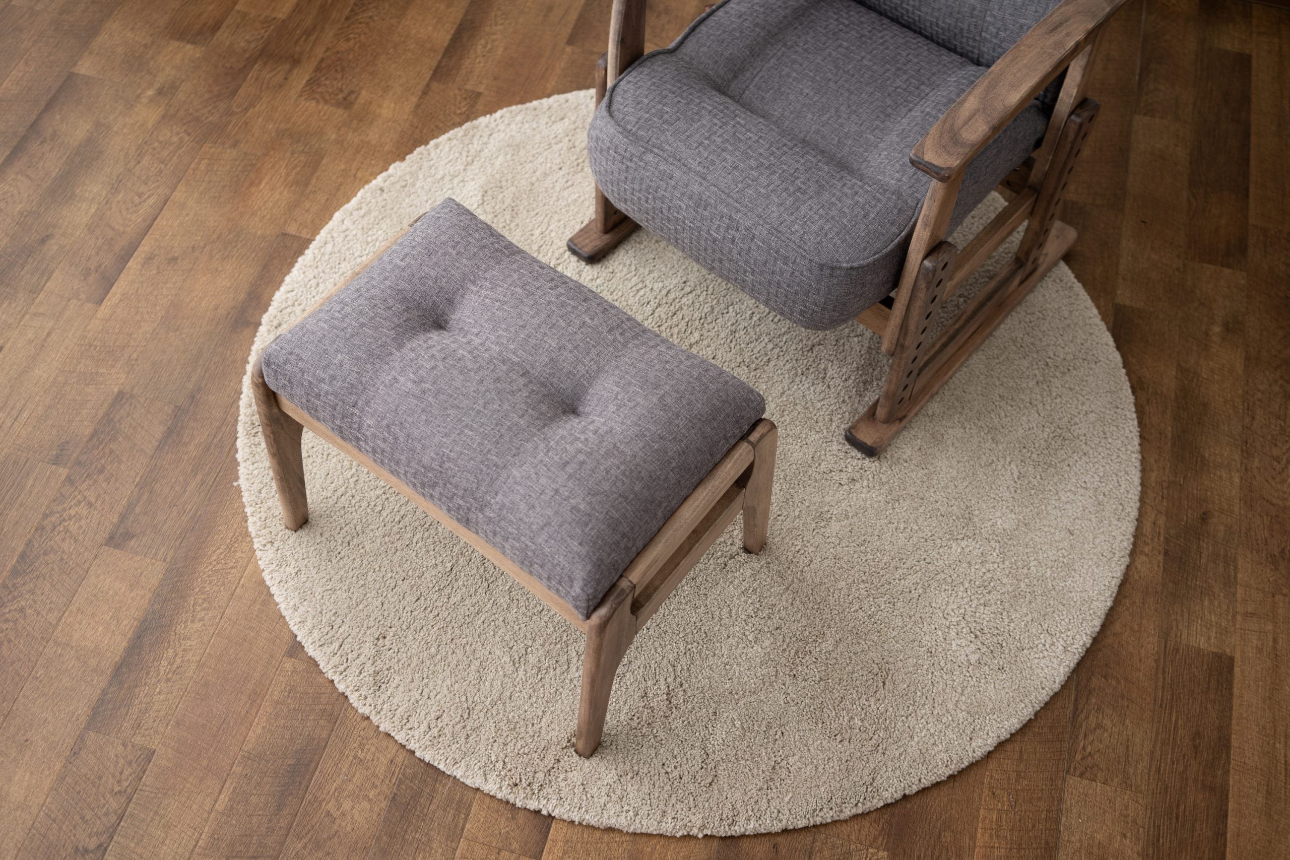 くつろぐための座り姿勢とオットマン＠CSチームスタッフK – エムール