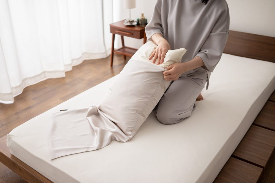 シルク製の枕カバーの洗い方|洗濯機は使える?洗剤は何を使う?