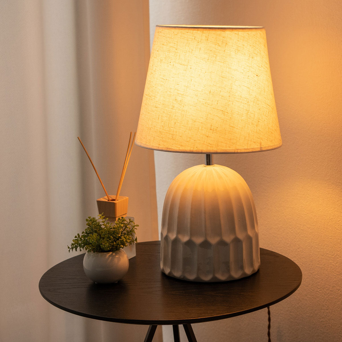 ナイトランプ シェードランプ 電球付き 電球色 暖色 角度調節可能 白磁 陶器 ベッドサイド ソファサイド デスクサイド 読書灯 手元灯 間接照明