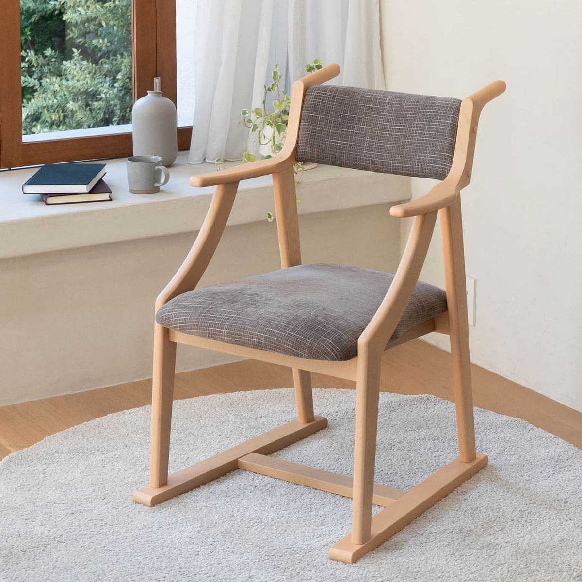 食を楽しむための椅子 みのり オリジナル ダイニングチェア 高座椅子 すぐに使える完成品 食事 軽休息 肘掛け付き ブラウン 母の日 父の日 敬老の日 ギフト 誕生日 プレゼント 一人掛け コンパクト 軽量 青山ショールーム体験可