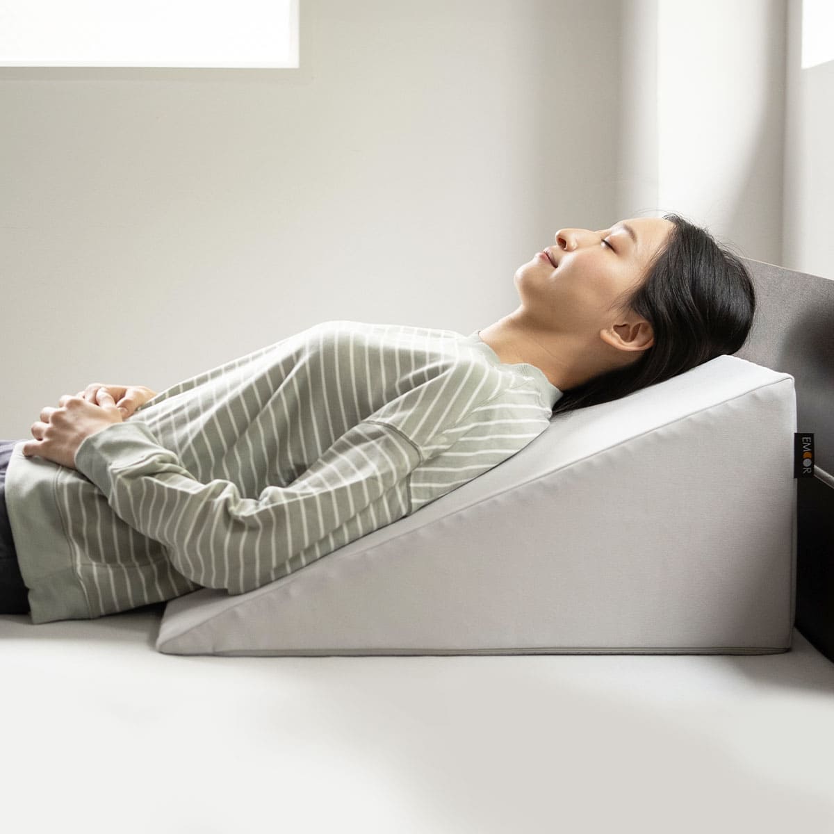 傾き寝枕 傾斜枕 三角枕 なだらか枕 足枕 三角クッション 背もたれ 傾斜角度22° 傾斜角度30° 滑り止め加工 体位変換 体位保持 寝返り リハビリ 寝たきり 介護 高齢者 床ずれ防止 逆流予防 むくみ予防 鼻づまり改善 立川ショールーム体験可