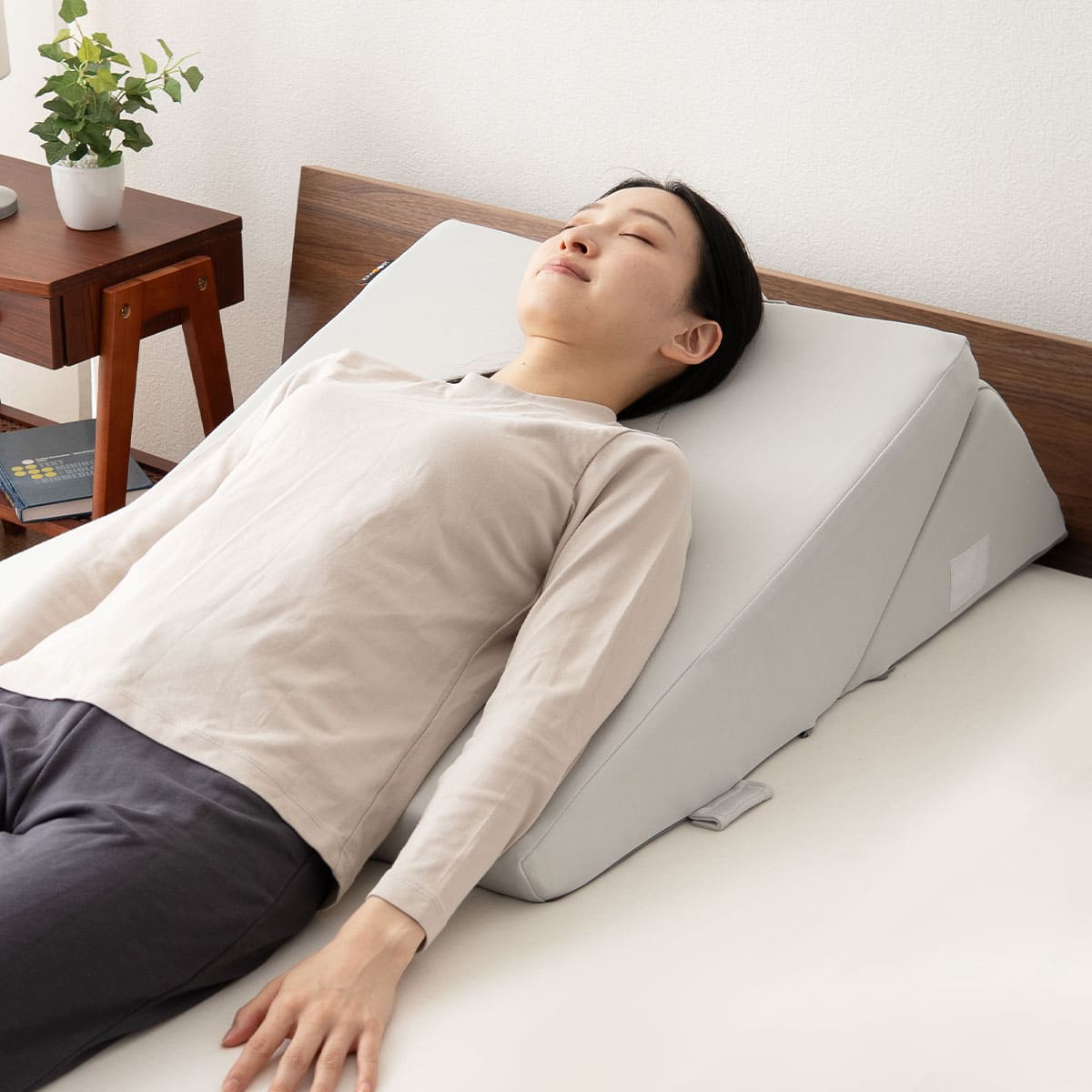傾き寝枕 傾斜枕 三角枕 なだらか枕 足枕 三角クッション 背もたれ 傾斜角度22° 傾斜角度30° 滑り止め加工 体位変換 体位保持 寝返り リハビリ 寝たきり 介護 高齢者 床ずれ防止 逆流予防 むくみ予防 鼻づまり改善 立川ショールーム体験可