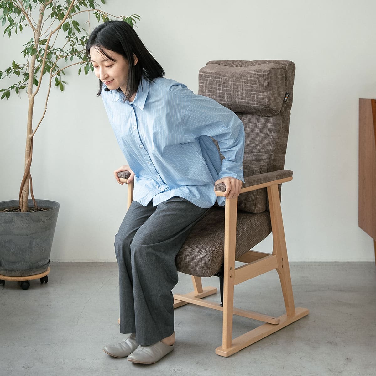 立ち上がり補助機能付き 高座椅子 背もたれにこだわった リクライニングチェア 「あかり」 完成品 可動式クッション付き 無段階リクライニング 立川ショールーム体験可