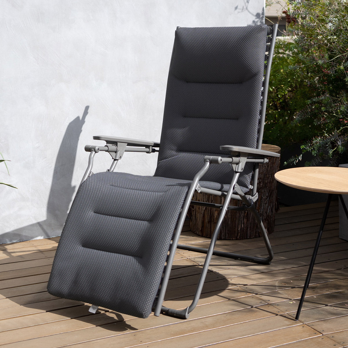 リクライニングチェア インフィニティチェア 無重力 ゼログラビティ 折りたたみ可能 無段階リクライニング 背もたれ角度調節可能 肘付き ハイバック 1人用 【完成品】