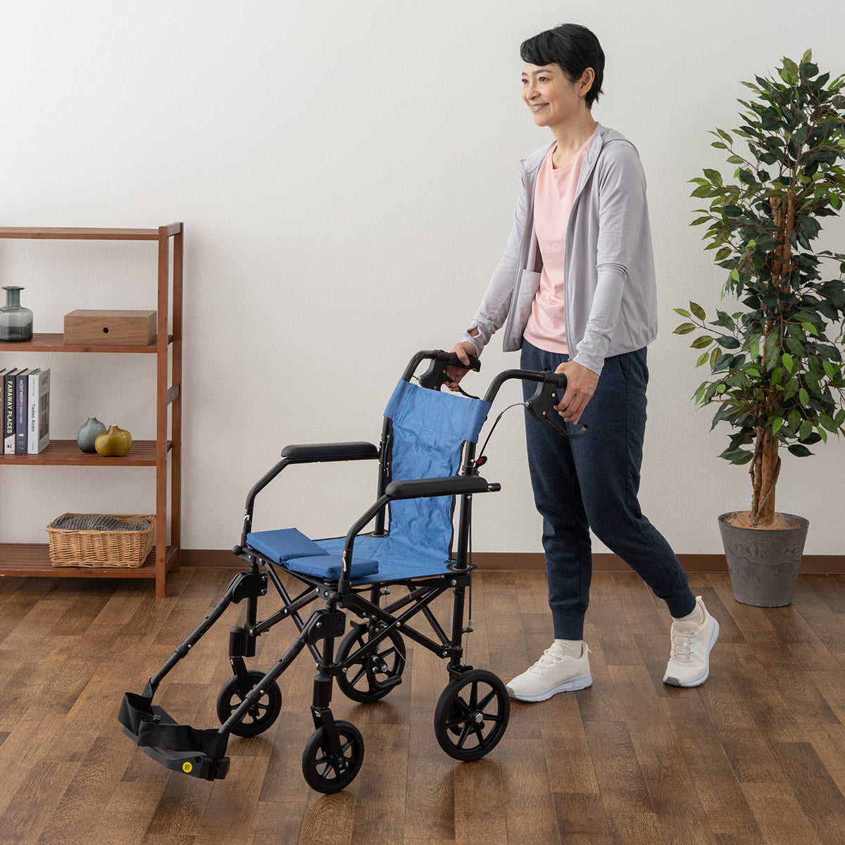 介助用車椅子 折りたたみ車椅子 携帯用車椅子 折りたたみ 軽量 コンパクト 収納バッグ付き 手元ブレーキ付き ロック機能付き フットサポート付き プレゼント 母の日 父の日 敬老の日
