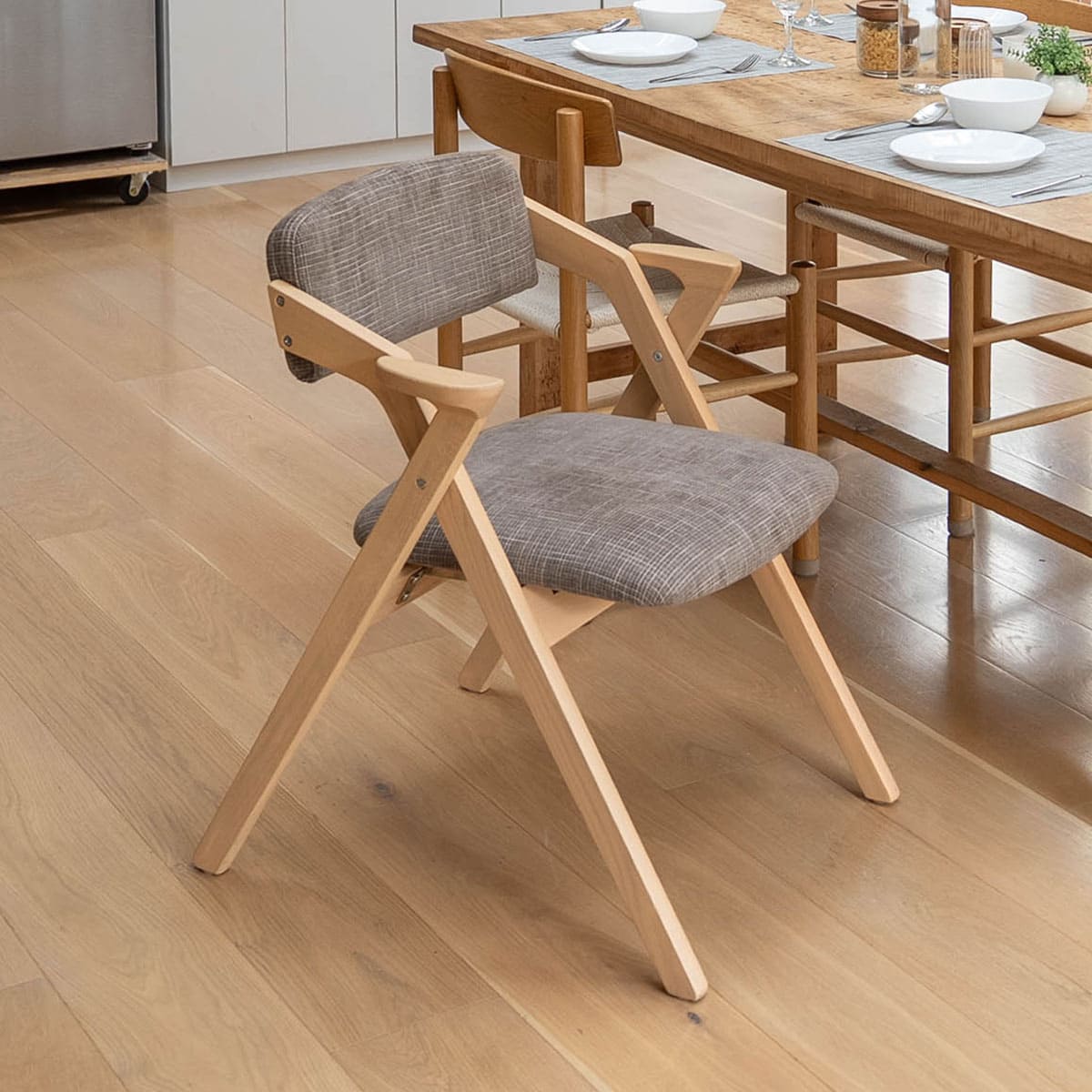 食を楽しむための椅子 【みのり】 折りたたみタイプ 食事のしやすさと