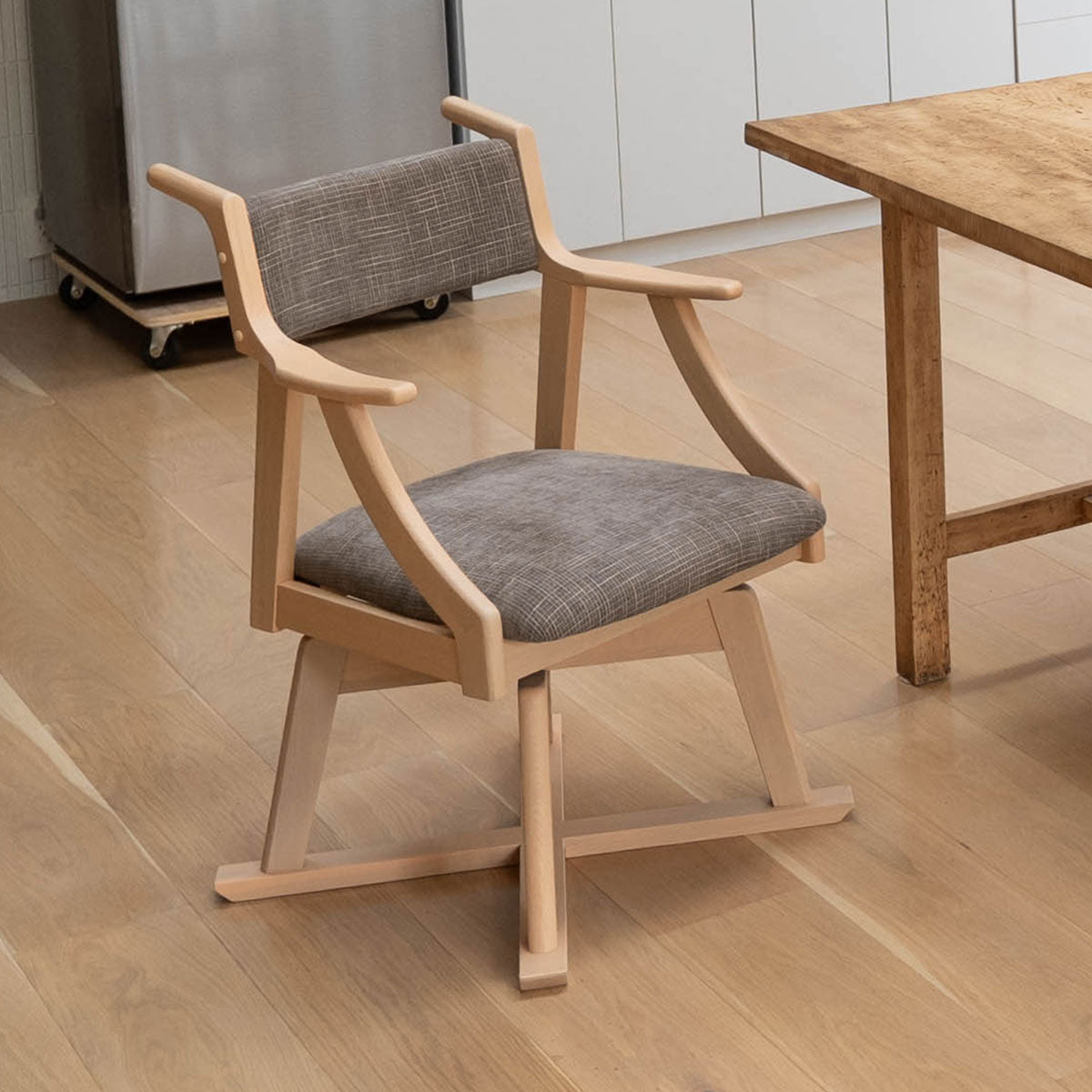 食を楽しむための椅子 【みのり】 回転タイプ 食事のしやすさと食後の