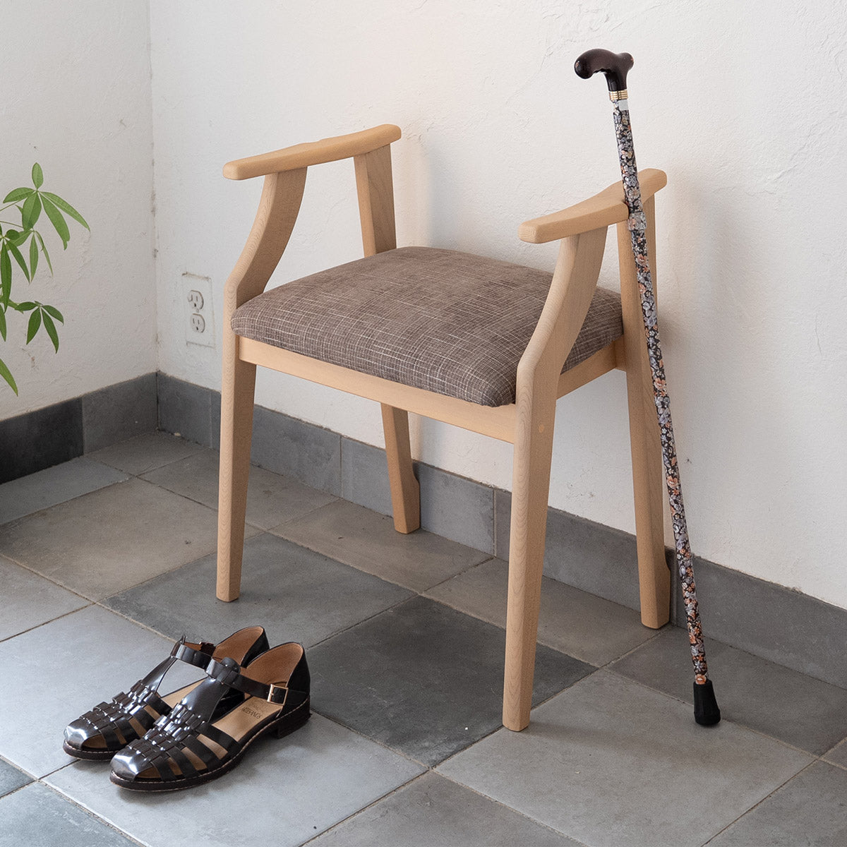 靴の脱ぎ履きがしやすい サポートチェア 完成品 玄関椅子 腰掛け スツール 肘付き 手すり 立ち上がりサポート グラつき防止 高齢者 介護 補助