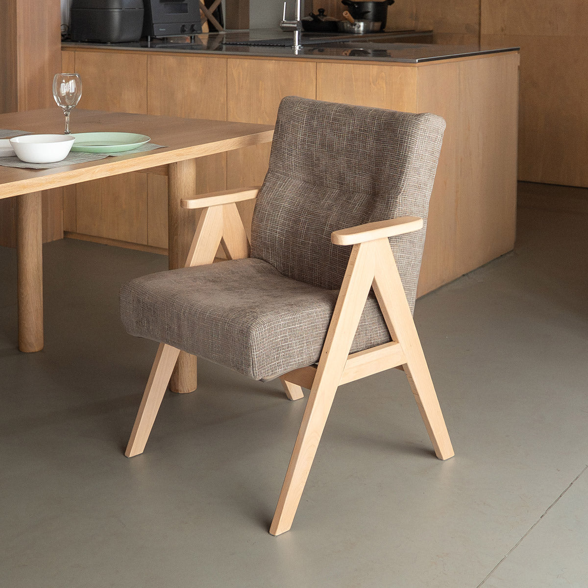 少し休むための椅子 いおり 座り心地にこだわったダイニングチェア すぐに使える完成品 ブラウン 父の日 敬老の日 母の日 ギフト 誕生日 プレゼント コンパクト 軽量